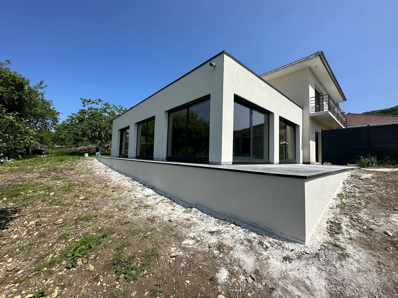 Réalisation ISOL FACADE : façade claire d’une maison contemporaine
