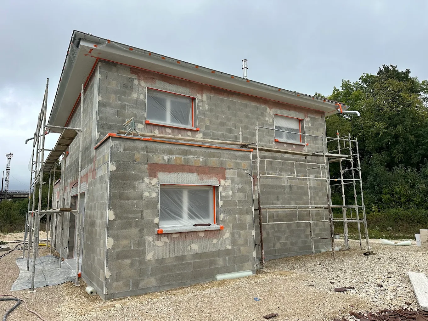 Façade en cours de préparation avec échafaudage et protections sur les fenêtres